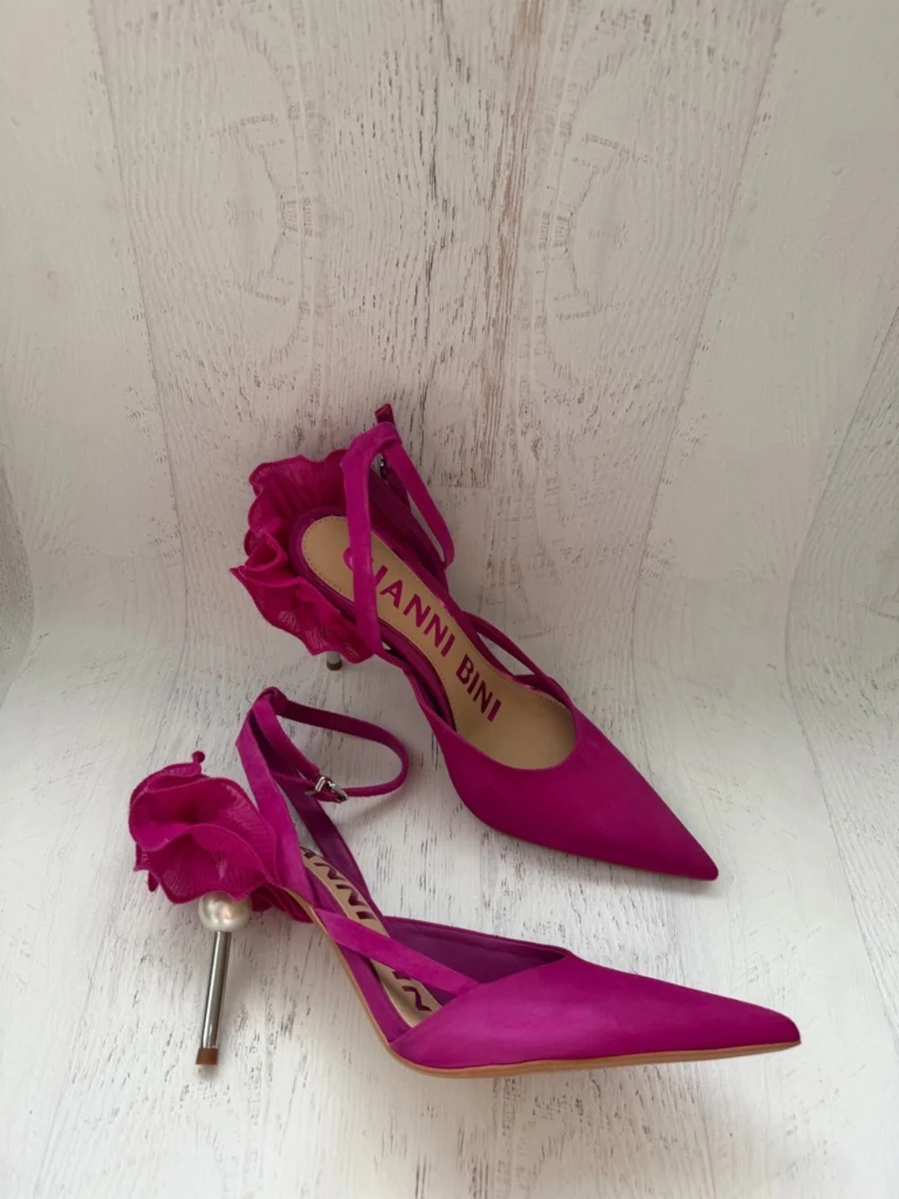 Gianni Bini Bradley Fuchsia Suede Ruffle Pearl Pumps 8M Never worn - Picture 4 of 8